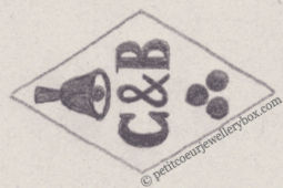 Poinçon de maître orfèvre joaillier, poinçon de fabricant, poinçon d’atelier, poinçon losangique.   NOM:                   Denis Carillon & Eugène Boulet INITIALES: C & B SYMBOLE:        Cloche et 3 points DATES: 1879 - 1880 PROFESSION: Bijoutier ADRESSE: 56 rue Saint-Sauveur, Paris, France