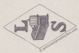 Poinçon de maître orfèvre joaillier, poinçon de fabricant, poinçon d’atelier, poinçon losangique
NOM:                    Louis Soury INITIALES: L S SYMBOLE: Souricière DATES: 1884 - 1896 PROFESSION: Bijoutier ADRESSE: Paris, France