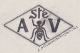 Poinçon de maître orfèvre joaillier, poinçon de fabricant, poinçon d’atelier, poinçon losangique. NOM: Angles & Vatter INITIALES: A & V SYMBOLE: Triangle DATES: 1905 - 1912 PROFESSION: Bijoutier ADRESSE: 4 rue Rameau, Paris, France