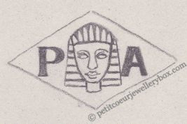  Poinçon de maître orfèvre joaillier, poinçon de fabricant, poinçon d’atelier, poinçon losangique
NOM:                Société Produits d’Acier    INITIALES: P A SYMBOLE:            Tête de sphinx DATES: 1925 - PROFESSION: Bijoutier ADRESSE: 21 rue Tronchet, Paris, France