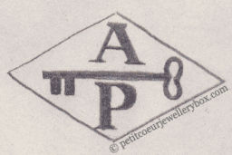 Poinçon de maître orfèvre joaillier, poinçon de fabricant, poinçon d’atelier, poinçon losangique. NOM: André Perlès INITIALES: A P SYMBOLE: Clé DATES: 1921 - 1934 PROFESSION: Bijoutier ADRESSE: 28 rue Petrelle, Paris, France