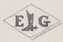 Poinçon de maître orfèvre joaillier, poinçon de fabricant, poinçon d’atelier, poinçon losangique. NOM: Emile Genty INITIALES: E G SYMBOLE: Botte avec éperon DATES: 1879 - 1882 PROFESSION: Bijoutier ADRESSE: 5 rue des Vieilles Haudriettes, Paris, France