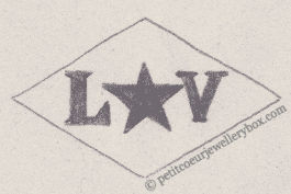 Poinçon de maître orfèvre joaillier, poinçon de fabricant, poinçon d’atelier, poinçon losangique
NOM: Léon Vecchietto INITIALES: L V SYMBOLE: Étoile DATES: 1937 - PROFESSION: Bijoutier ADRESSE: 15 rue Gaillon, Paris, France
