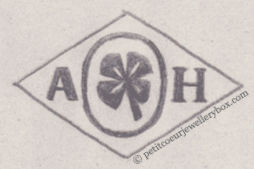 Poinçon de maître orfèvre joaillier, poinçon de fabricant, poinçon d’atelier, poinçon losangique. 
NOM:                  Alfred Hanne INITIALES: A H SYMBOLE:         Trèfle à 4 feuilles dans un ovale DATES: 1924 - PROFESSION: Bijoutier  ADRESSE: 8 rue Monsigny, Paris, France