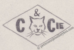 Poinçon de maître orfèvre joaillier, poinçon de fabricant, poinçon d’atelier, poinçon losangique.   NOM:           Chabanon & Compagnie INITIALES: C & CIE SYMBOLE:            Tête de chat  DATES: 1928 - PROFESSION: Bijoutier ADRESSE: 12 rue de Vaucouleurs, Paris, France