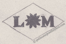 Poinçon de maître orfèvre joaillier, poinçon de fabricant, poinçon d’atelier, poinçon losangique
NOM: Louis Mourgeon INITIALES: L M SYMBOLE: Étoile à 10 branches DATES: 1918 - PROFESSION: Bijoutier ADRESSE: 4 rue du Parc Royal, Paris, France