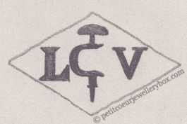 Poinçon de maître orfèvre joaillier, poinçon de fabricant, poinçon d’atelier, poinçon losangique
NOM: Louis Vidrequin INITIALES: L V SYMBOLE: Vilebrequin DATES: 1904 - 1911 PROFESSION: Bijoutier ADRESSE: 48 rue des Écoles, Paris, France