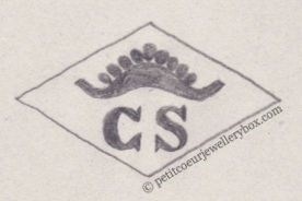 Poinçon de maître orfèvre joaillier, poinçon de fabricant, poinçon d’atelier, poinçon losangique.    NOM:                Charles Stoll INITIALES: C S SYMBOLE:    Chapeau d’académicien DATES: 1939 - PROFESSION: Orfèvre  ADRESSE: 60 rue Charlot, Paris, France