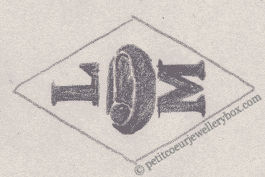 Poinçon de maître orfèvre joaillier, poinçon de fabricant, poinçon d’atelier, poinçon losangique
NOM: Léon Moyse INITIALES: L M SYMBOLE: Moïse dans son berceau DATES: 1877 - 1889 PROFESSION: Bijoutier ADRESSE: 5 rue des Quatre-Fils, Paris, France