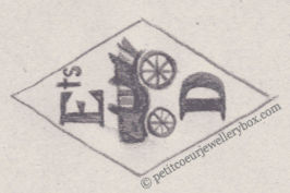 Poinçon de maître orfèvre joaillier, poinçon de fabricant, poinçon d’atelier, poinçon losangique. NOM: Établissements Daumonts INITIALES: Ets D SYMBOLE: Voiture DATES: 1945 - PROFESSION: Bijoutier ADRESSE: 108 rue de Turenne, Paris, France