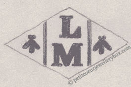 Poinçon de maître orfèvre joaillier, poinçon de fabricant, poinçon d’atelier, poinçon losangique
NOM: Louis Mouchon INITIALES: L M SYMBOLE: 2 mouches et 2 lignes DATES: 1903 - 1904 PROFESSION: Orfèvre ADRESSE: 50 rue de Turenne, Paris, France