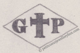 Poinçon de maître orfèvre joaillier, poinçon de fabricant, poinçon d’atelier, poinçon losangique. NOM: Gaëtan de Percin INITIALES: G P SYMBOLE: Croix DATES: 1938 - PROFESSION: Bijoutier ADRESSE: 12 rue Abel Ferry, Paris, France