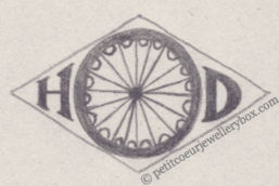 Poinçon de maître orfèvre joaillier, poinçon de fabricant, poinçon d’atelier, poinçon losangique. NOM: H. Dialdas INITIALES: H D SYMBOLE: Roue d’Ashoka DATES: 1951 - PROFESSION: Bijoutier ADRESSE: 34 avenue des Champs-Élysées, Paris, France