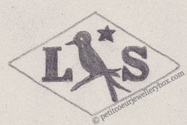 Poinçon de maître orfèvre joaillier, poinçon de fabricant, poinçon d’atelier, poinçon losangique
NOM: Louis Samson INITIALES: L S SYMBOLE: Hirondelle et étoile DATES: 1924 - 1932 PROFESSION: Bijoutier ADRESSE: 34-36 rue des Gravilliers, Paris, France