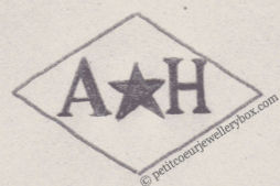 Poinçon de maître orfèvre joaillier, poinçon de fabricant, poinçon d’atelier, poinçon losangique. 
NOM:                  Alfred Hector INITIALES: A H SYMBOLE: Étoile DATES: 1881 - 1913 PROFESSION: Bijoutier ADRESSE: 25 rue Palestro, Paris, France