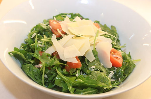 Salad with Tomatos and cheese