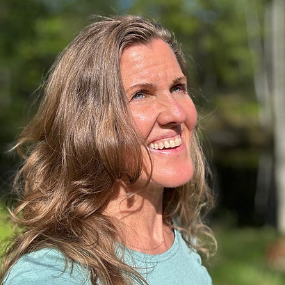 Portrett av kvinne i naturen - viser ro, trygghet og glede ved å stå sin egen kraft