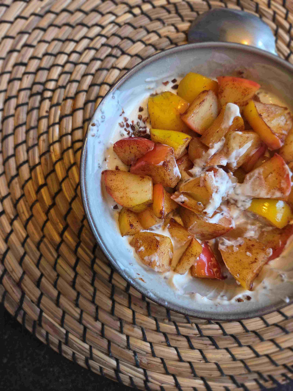 Gebakken appel met skyr, lijnzaad en chia.