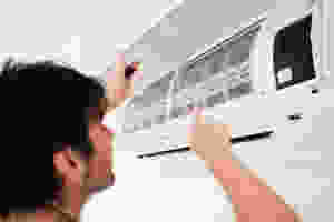 técnico realizando manutenção no ar condicionado