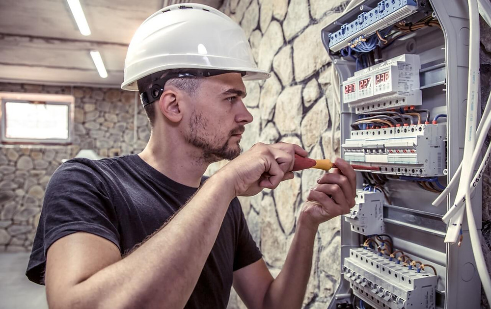engenheiro elétrico realizando manutenção em aparelhos elétricos