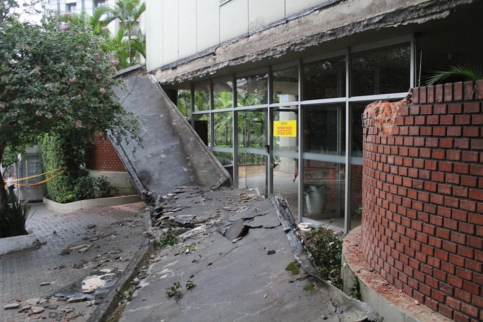 Imagem da queda de uma marquise por falha de manutenção.