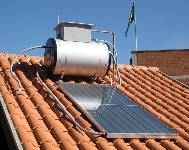 COLETOR SOLAR PARA AQUECIMENTO SOLAR DE ÁGUA EM RESIDÊNCIA em cima do telhado