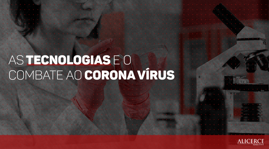a imagem apresenta um fundo amarelo e duas mãos protegidas por luvas azuis que seguram uma máscara descartável