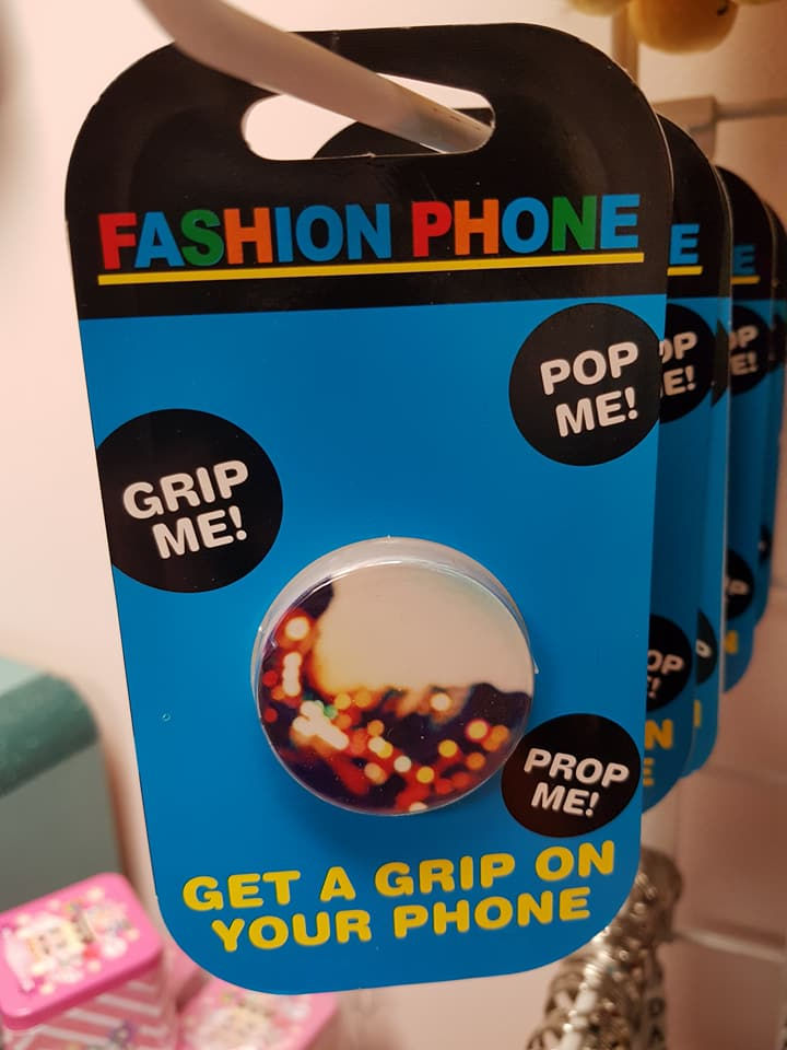 Thumbnail: Pop Out Socket Grip for Cell Phone / Tablet