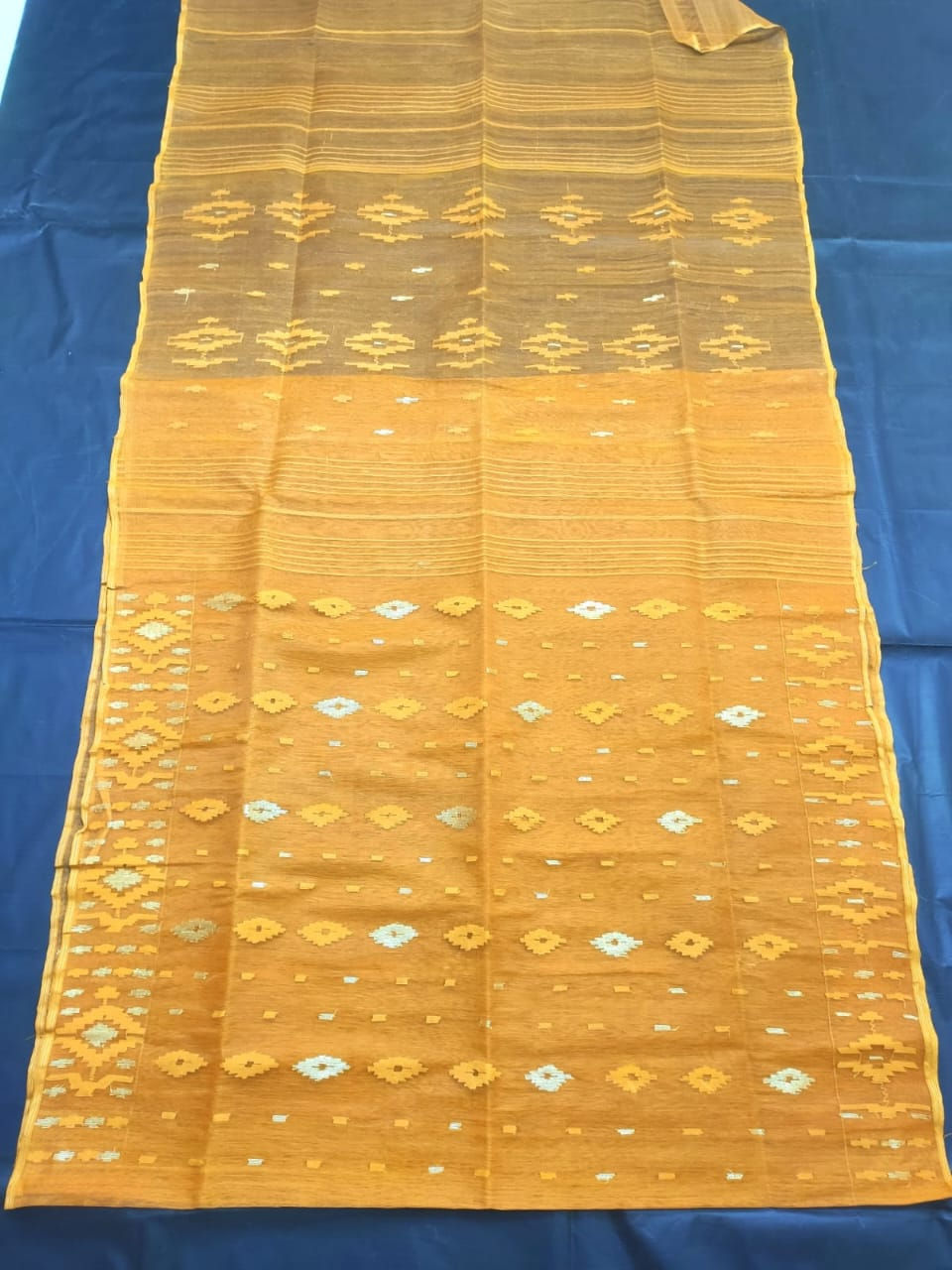 গোল্ডেন রঙের হাফ সিল্ক জামদানি শাড়ি