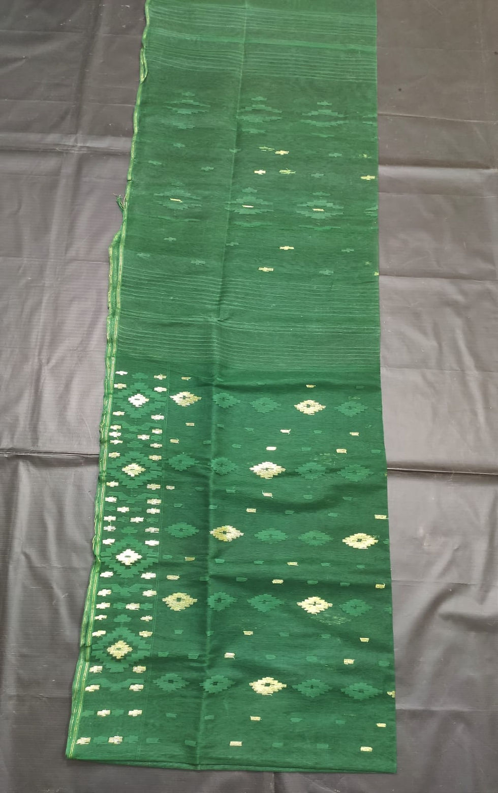 বোতল গ্রিন রঙের হাফ সিল্ক জামদানি শাড়ি