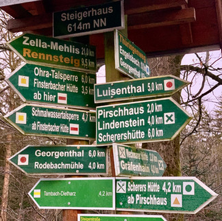 Wegweiser beim Steigerhaus