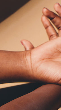 Mani screpolate dal freddo? Ecco 5 rimedi per coccolarle con amore