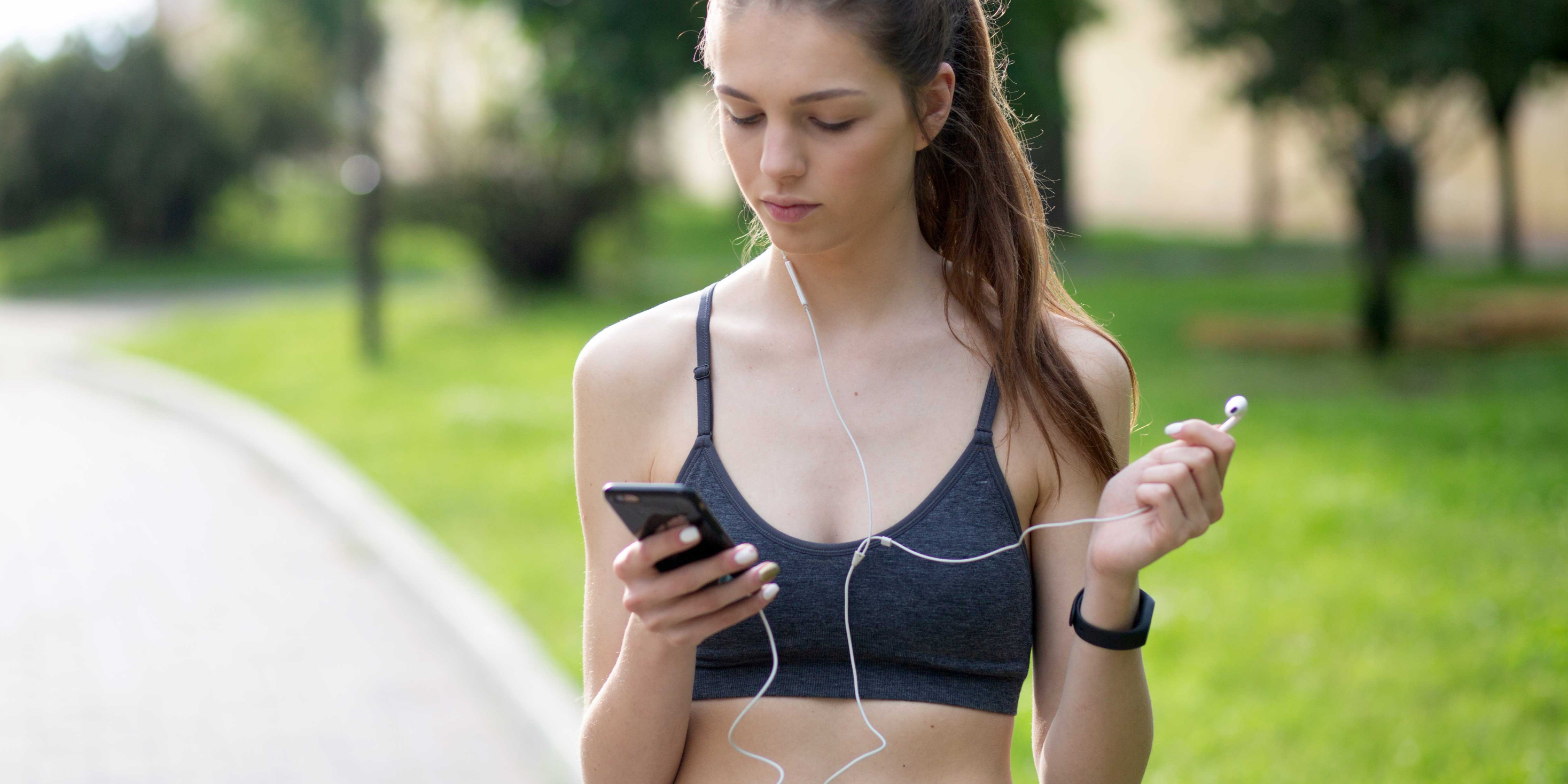 donna che guarda lo smartphone
