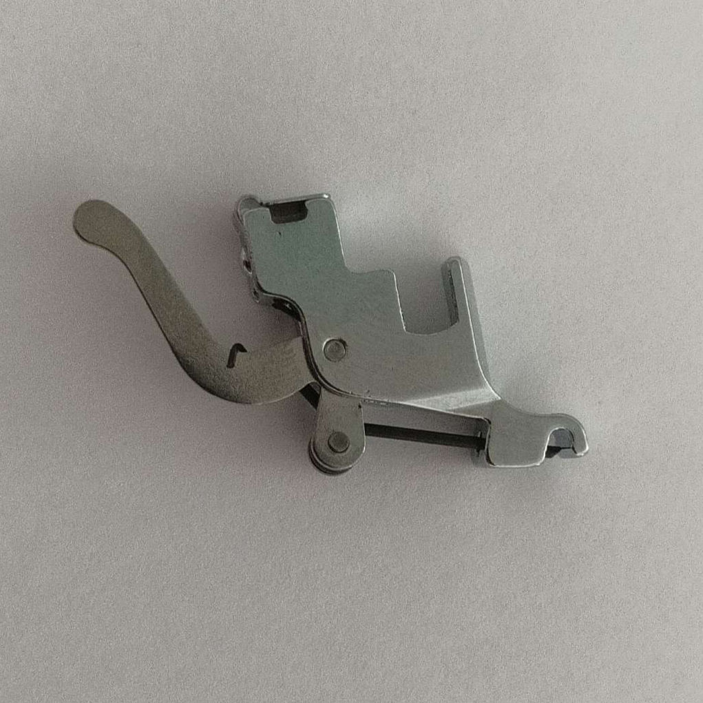 attache-basse-pied-presseur-universelle