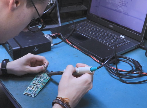Centro de reparos técnicos: laboratório com certificações e selos que atestam excelência
