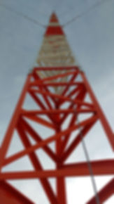 A torre estaiada é a solução mais econômica por atingir grandes alturas e com elevada capacidade de carga. Possui seção transversal triangular, estaiada com cordoalhas galvanizadas a fogo, projetada segundo as normas da ABNT, AISC, COMAR e especificações técnicas de nosso clientes.