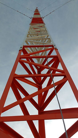 A torre estaiada é a solução mais econômica por atingir grandes alturas e com elevada capacidade de carga. Possui seção transversal triangular, estaiada com cordoalhas galvanizadas a fogo, projetada segundo as normas da ABNT, AISC, COMAR e especificações técnicas de nosso clientes.