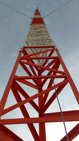 A torre estaiada é a solução mais econômica por atingir grandes alturas e com elevada capacidade de carga. Possui seção transversal triangular, estaiada com cordoalhas galvanizadas a fogo, projetada segundo as normas da ABNT, AISC, COMAR e especificações técnicas de nosso clientes.