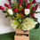 Miniatura: Arreglo de 24 rosas con base de madera y chocolates