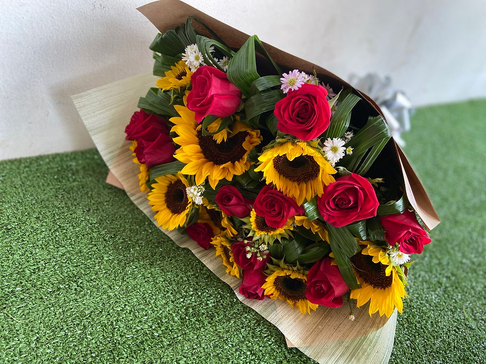 Miniatura: Ramo de 12 rosas con 12 girasoles