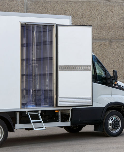 Kõvapoolsed kere kandvad konstruktsioonid (põrand, seinad, lagi) on valmistatud mitmekihilistest sandwich-tüüpi paneelidest