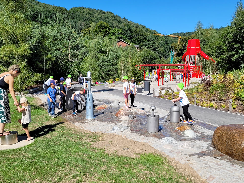 Der neue Wasserspielplatz wird von den Kindern ebenfalls begeistert angenommen