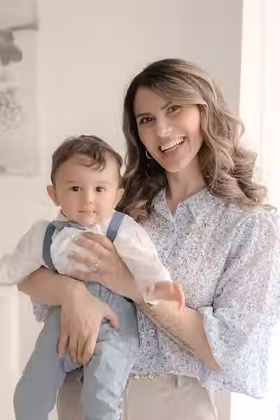 mamma e bimbo abbraccio dolce fotografo battesimo novara