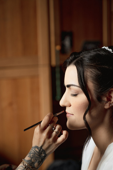 il volto di una ragazza mentre le fanno il make up