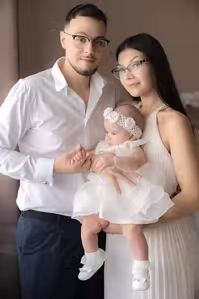 ritratto famiglia con neonata vestitino bianco, fotografo battesimo