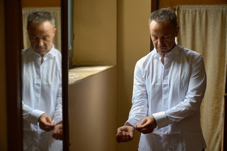 sposo-indossa-camicia.jpg