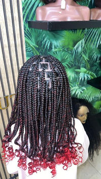 Réalisation de petites tresses sur femme avec rajout de couleur rouge