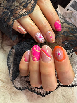 Nail art sur ongle naturel de couleur rose et orange