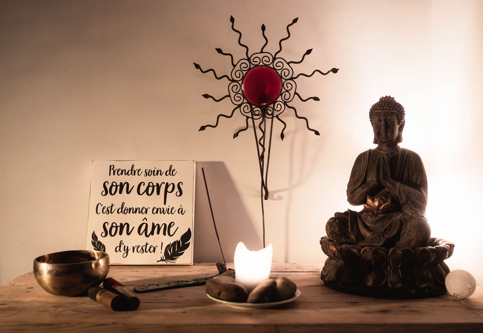 Outils et décoration de la salle de massage de ANDRE Corine.