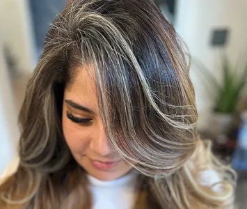 Ombré de couleur blond sur cheveux brun foncé